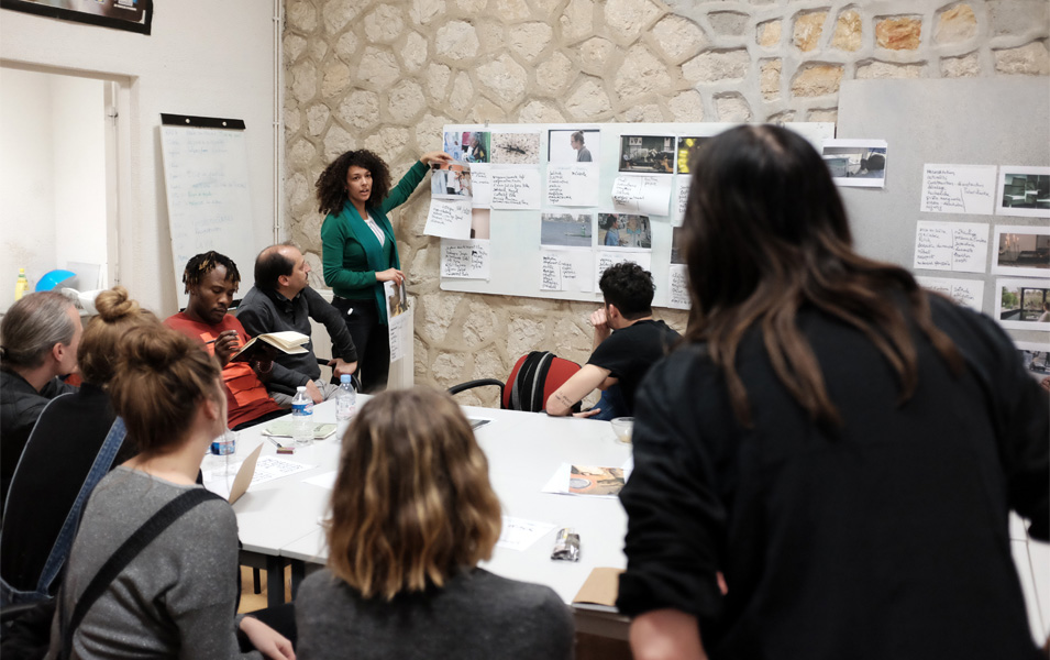 Atelier de mise en œuvre avec des personnes détenues et des étudiants du master documentaire d’Aix Marseille Université, en partenariat avec le CP de Marseille-les Baumettes et le SPIP 13, photo Joseph Cesarini